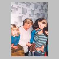 111-1141 Frau Sieglinde Kenzler unterhaelt sich mit den Maedchen des Heimes (Foto Kenzler).jpg